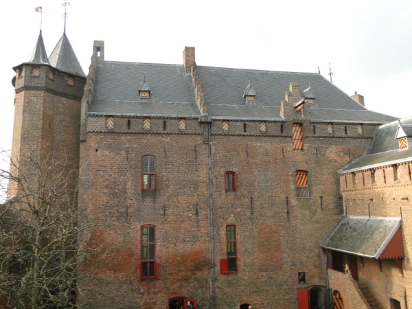 Het kasteel vanuit de binnenplaats