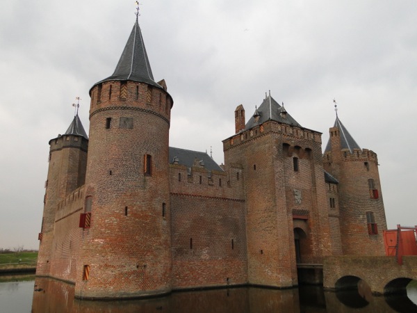 Kasteel Muiderslot prachtig zijaanzicht