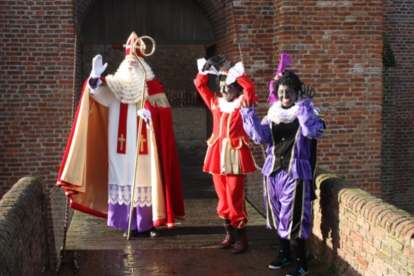 Sinterklaas en zijn pieten logeren