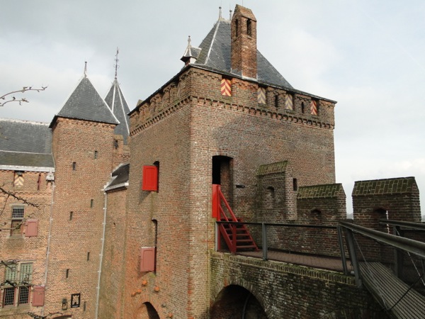 Van toren tot toren over de loopbrug