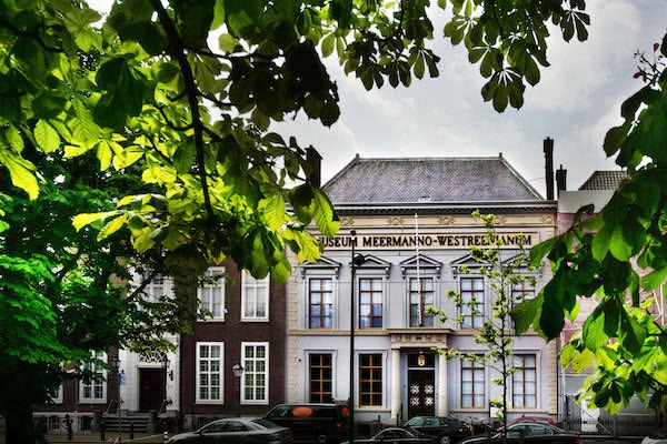 Bewonder de mooie ingang van het museum