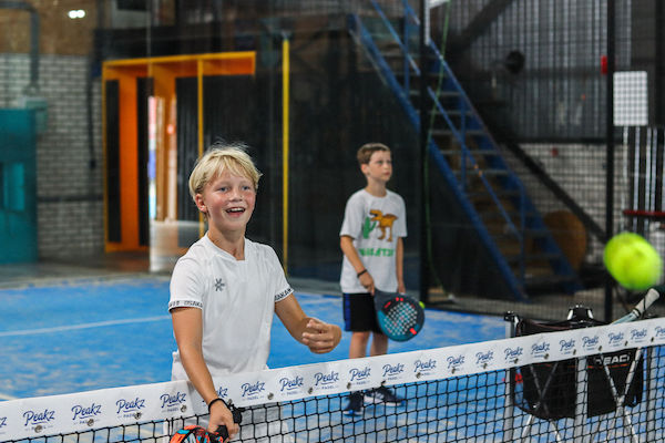 Peakz Padel Utrecht Vechtsebanen: Beleef lol met elkaar op de padelbaan