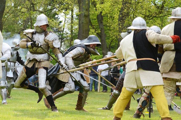 Vikingen vallen Kasteeltuinen Arcen binnen