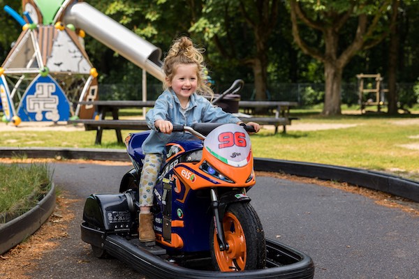 Lekker scooteren op de scooterbaan met al je vriendjes en vriendinnetjes