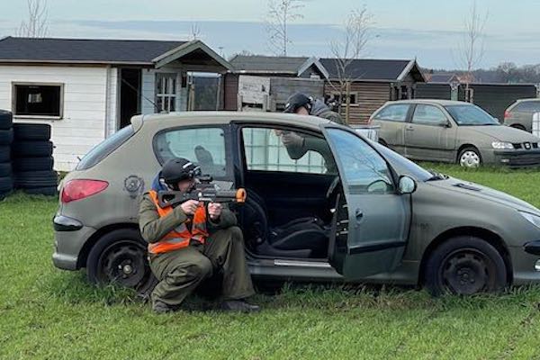 Verstop je achter een auto om niet geraakt te worden door de tegenstander