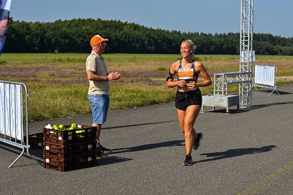 Fruit uitdelen tijdens de run