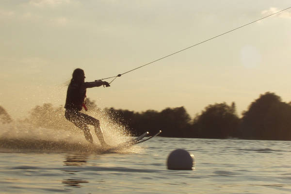  Waterskiën over het water