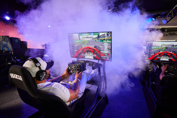 Racesquare Zwolle: Rook achter de simulator vandaan