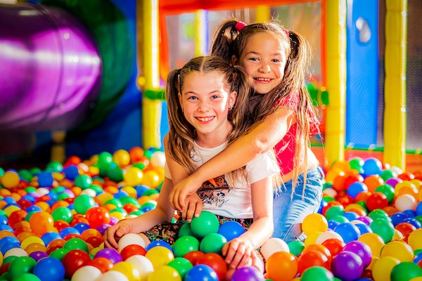 Samen met al je vrienden en vriendinnen spelen in de ballenbak