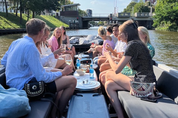 Samen borrelen op de boot