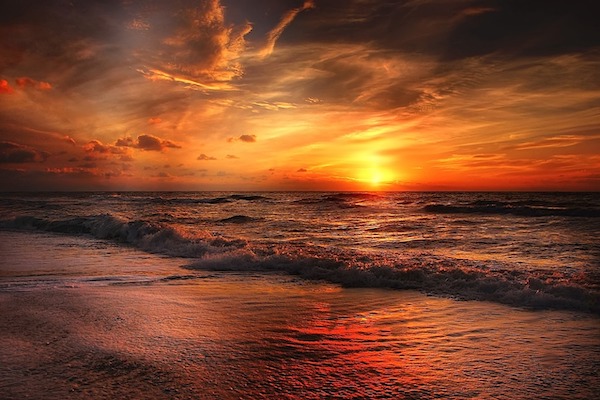 Geniet tijdens een heerlijke lunch of diner aan het strand van een mooie zonsondergang