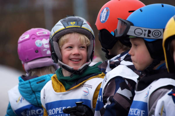 Kinderen met helmen op