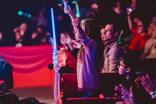 Kinderen kijken naar de shows