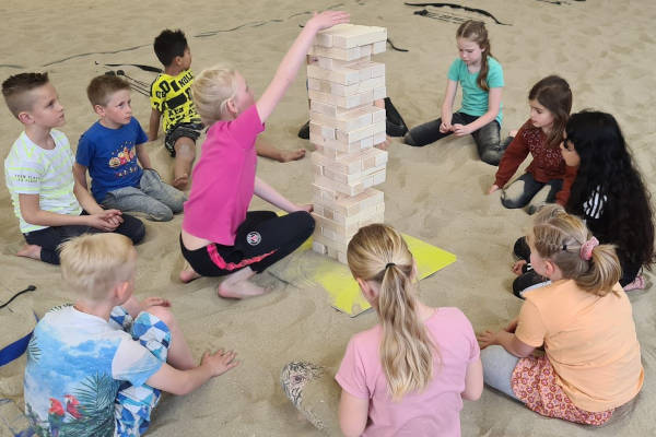 Kinderfeestje jenga spelen in het zand