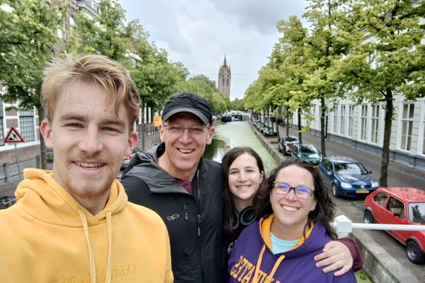 Samen op de foto met de kerk op de achtergrond