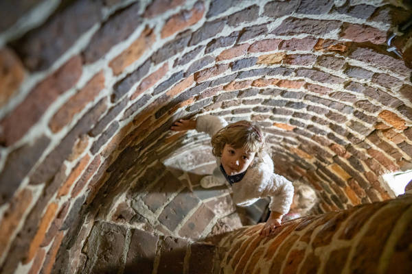 Meisje beklimt middeleeuwse toren