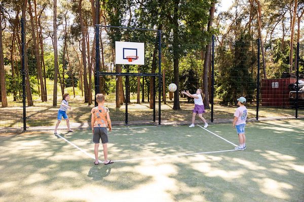 Basketbal- en voetbalveld