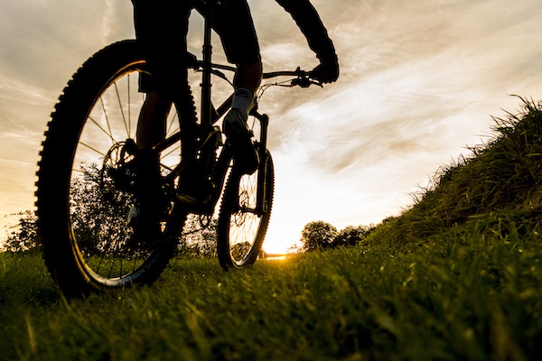 Fietsen met zonsondergang
