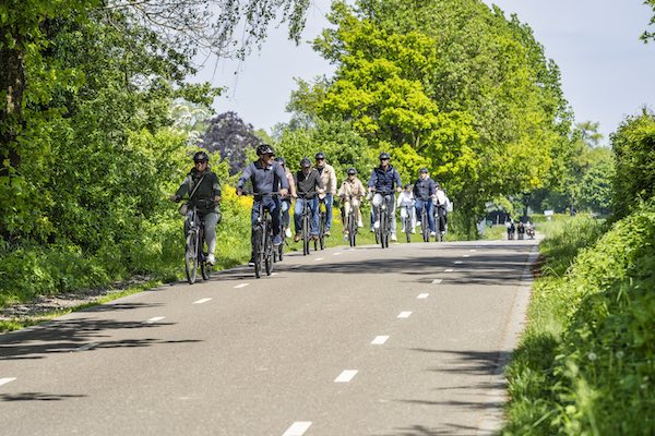 Groep fietsende mensen