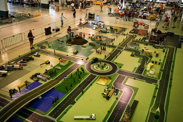 Kijk je ogen uit en bewonder alle verschillende bouwwerken van Playmobil tot aan Meccano kunstwerken