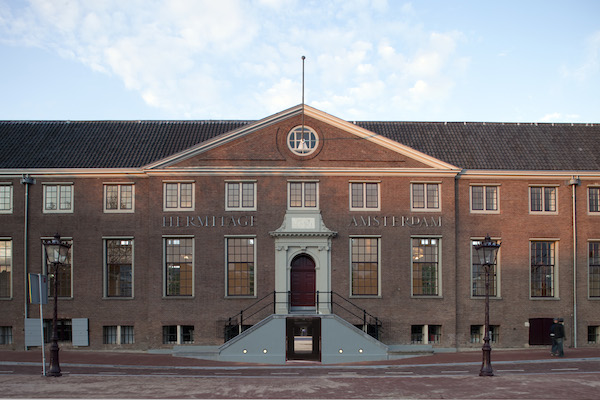 Entree Amstelzijde met Ossenpoort bij Hermitage Amsterdam