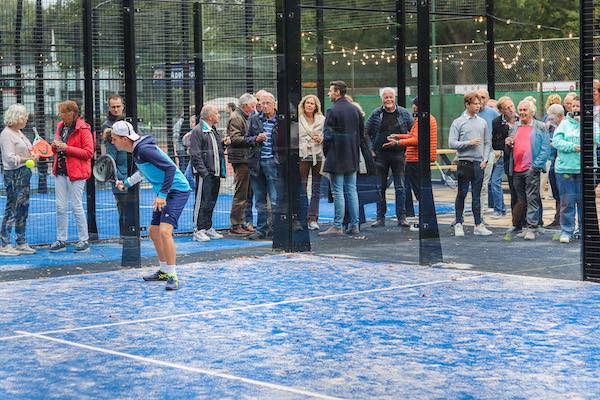 Peakz Padel Apeldoorn Malkenschoten: Jongen aan het padellen