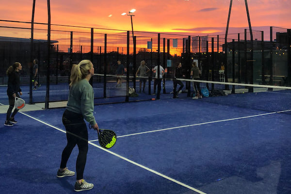 Peakz Padel Haarlem Haarlemmerstroom: Padellen bij zonsondergang