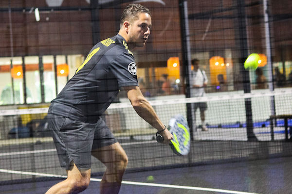 Peakz Padel Heemskerk Kerkweg: Jongen in actie