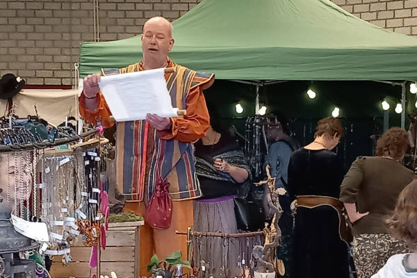 Magische Fantasy Braderie: Man is iets aan het voorlezen