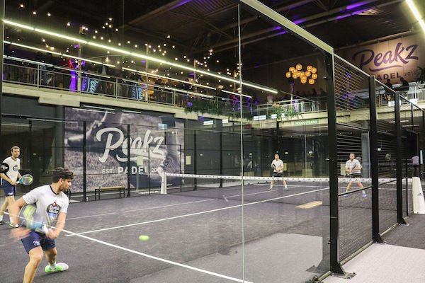 Peakz Padel Eindhoven Beursgebouw: Zwarte padelbaan