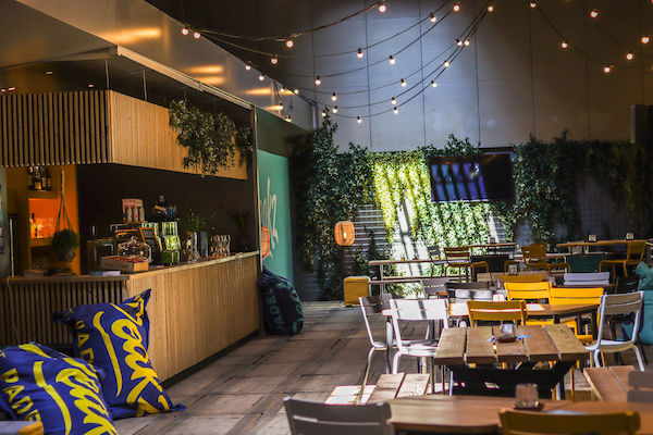 Peakz Padel Eindhoven Beursgebouw: Zitgedeelte en bar