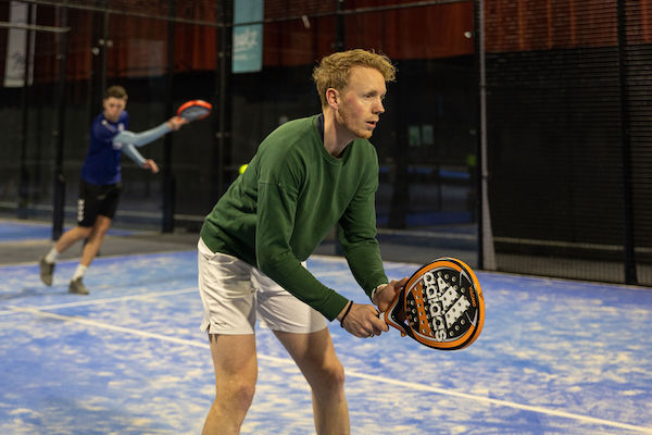 Peakz Padel Zwolle Ijsselhallen: Man in actie