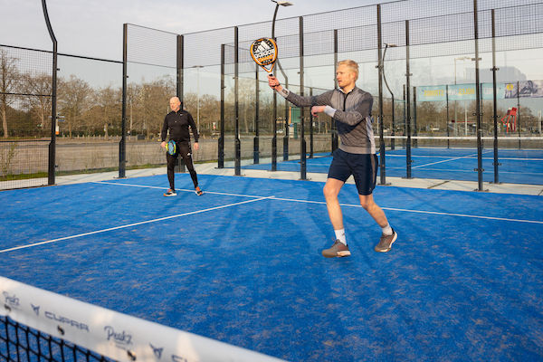 Peakz Padel Zwolle Ijsselhallen: Ook is het mogelijk om buiten te padellen