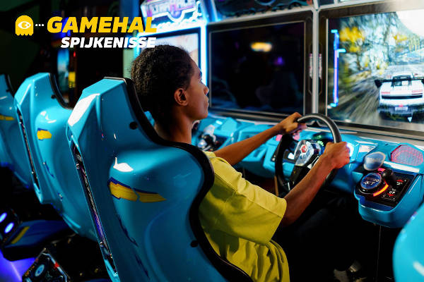 Meisje is aan het racen bij Gamehal Spijkenisse