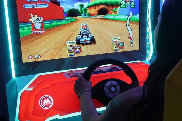 Meisje speelt Mario Kart