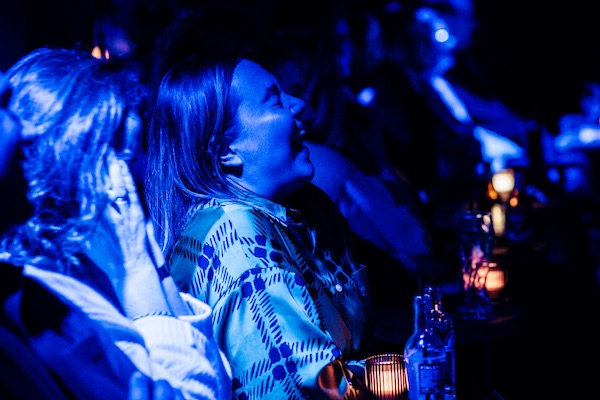 Een avond lachen, gieren en brullen om de leukste comedians in Rotterdam