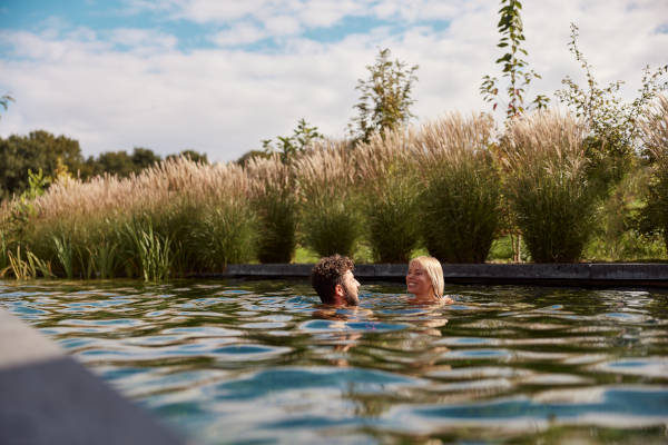 Samen zwemmen in de natuurlijke zwemvijver