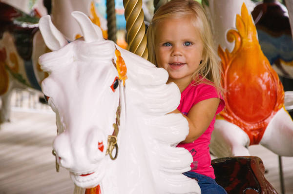 Op het witte paard in de carrousel