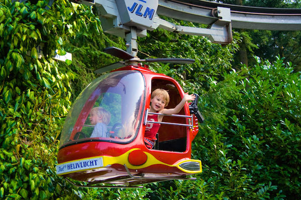 In een helikopter vliegen over de Juliana Toren