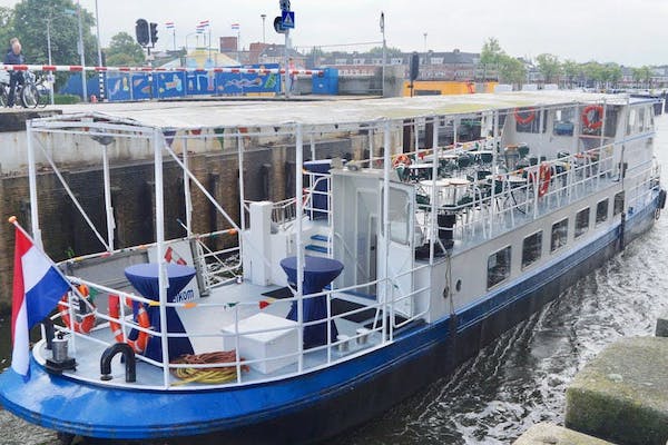 Partyschip Amalia in de sluis