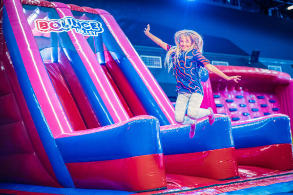 Bounce Valley Den Bosch: Meisje springt in de lucht