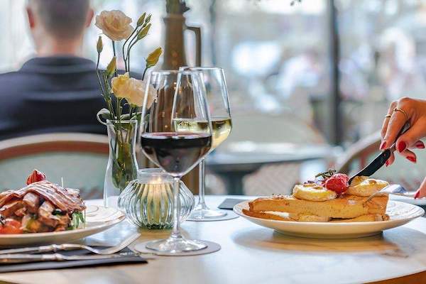 Geniet van een lekkere lunch of heerlijk diner onder het genot van een glas wijn