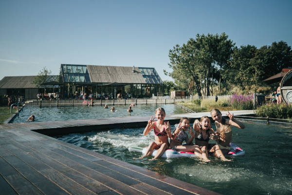 Zwemmen in de natuurlijke zwemvijver