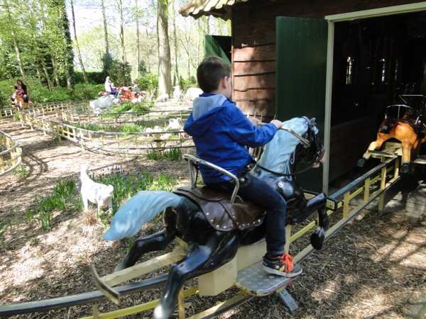 Paardje rijden in Sprookjeswonderland Enkhuizen