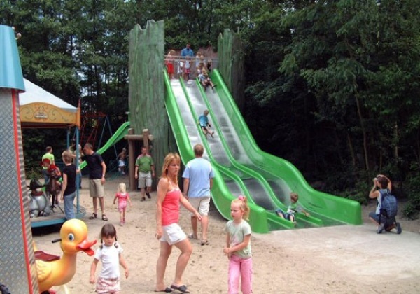 Spelen in de speeltuin