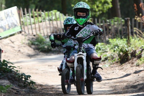 Samen met vrienden crossen op elektromotors