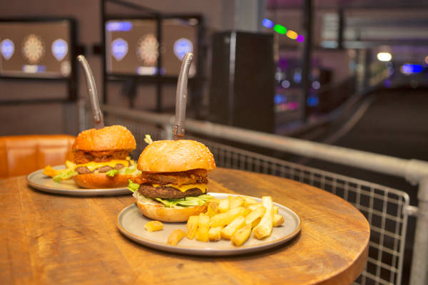 Burger met friet erbij