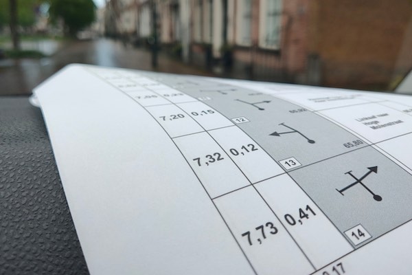 Volg de pijltje-bolletje navigatie voor de juiste route