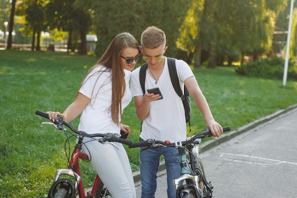 Los samen de puzzels op tijdens de fietspuzzeltocht