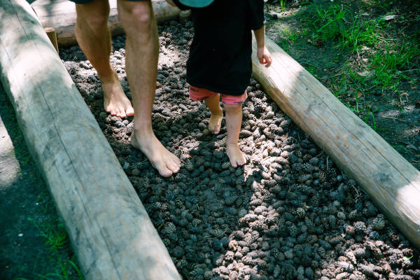 Mensen lopen over het pad